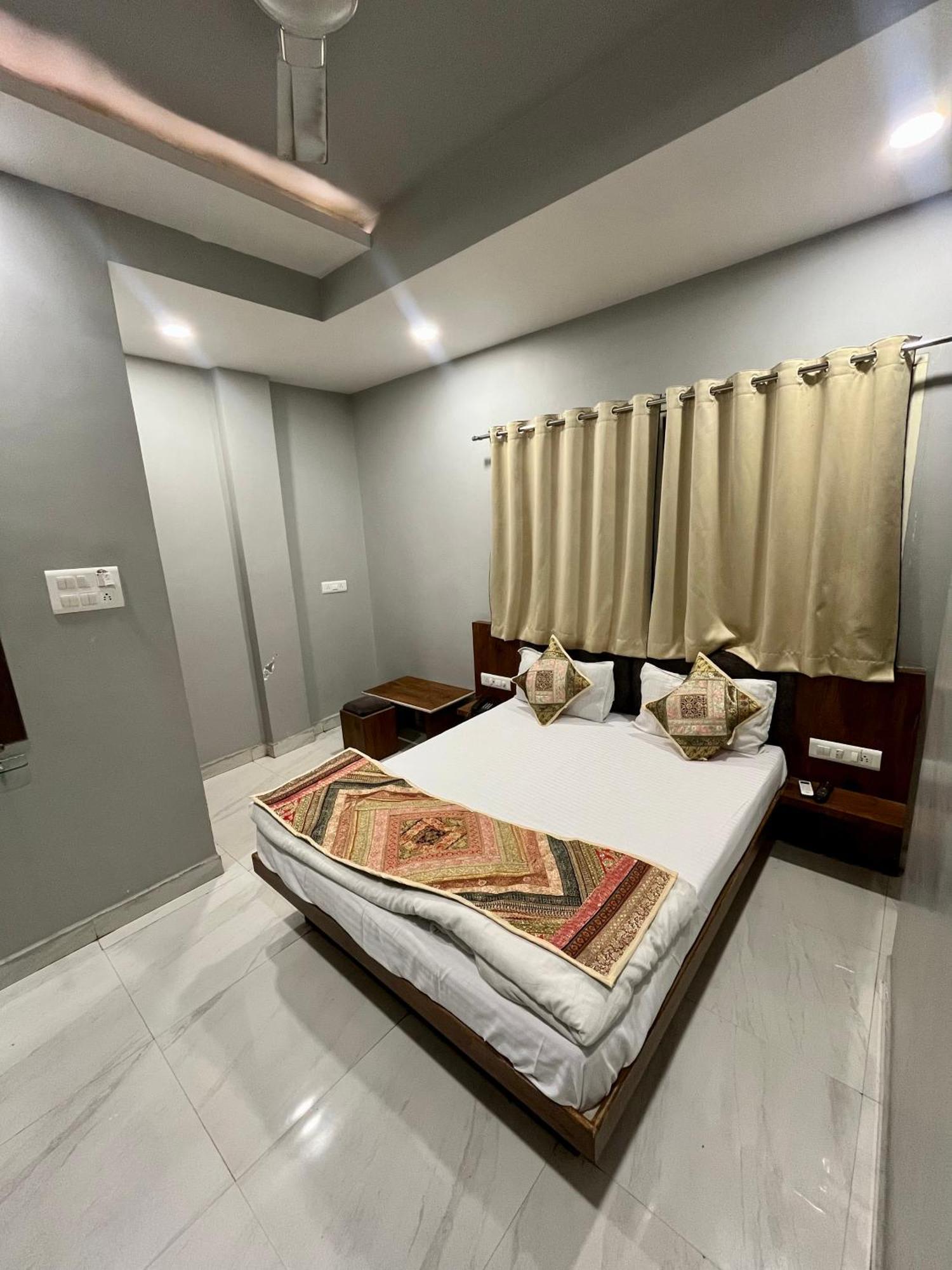 Hotel Shankar Ujjain Buitenkant foto
